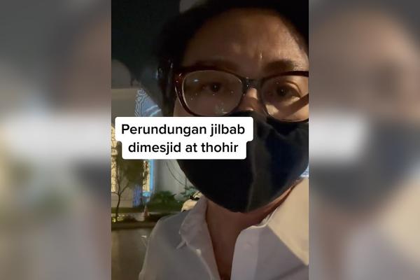 Tak Pakai Jilbab, Wanita ini Mengaku Dilarang Masuk ke Masjid At-Thohir