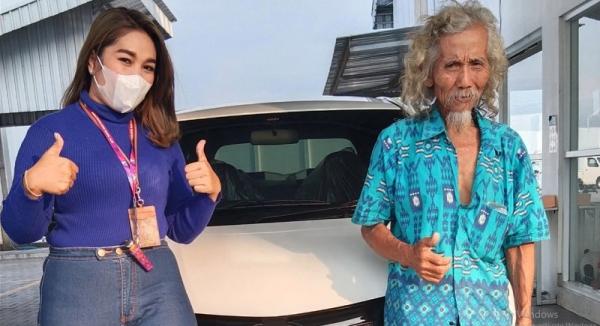 Kakek di Sragen Berpakaian Lusuh Masuk Show Room Beli Mobil Pakai Uang Sekarung