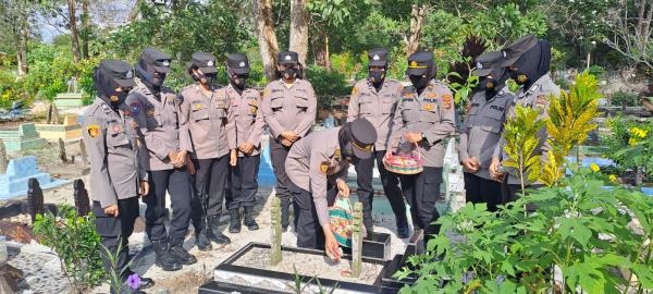 Polwan Polres Belitung Timur Ziarah ke Makam Almarhumah Briptu Novia Yulianingtias