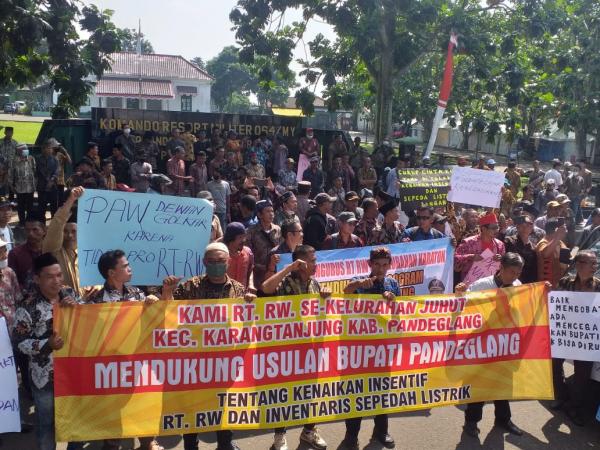 Aksi Damai RT/RW di DPRD Pandeglang, Dukung Sepeda Listrik Rp38 M 