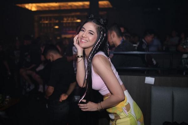 Woow! DJ Una Pamer Pose Pakai Baju Rajut Melorot, Komentar Netizen: Janda Lebih Menggoda