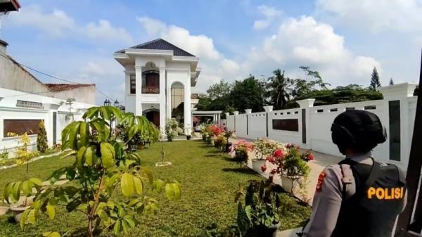KPK Geledah Rumah Mewah Rektor Unila, Duit Miliaran Rupiah Disita