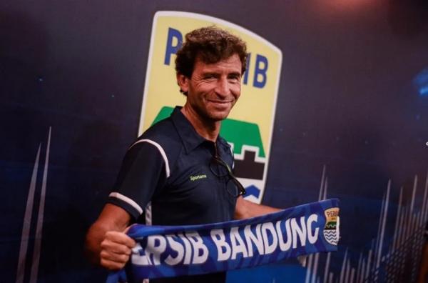 Penyebab Luis Milla Belum Diizinkan Pimpin Sesi Latihan Persib Bandung