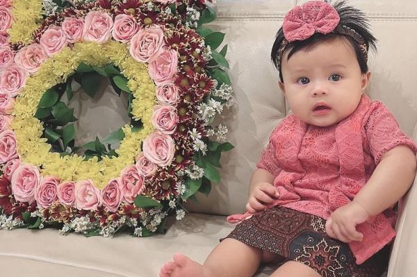 Baby Ameena Tampil Gemas dengan Kebaya Pink di Usianya ke 6 Bulan