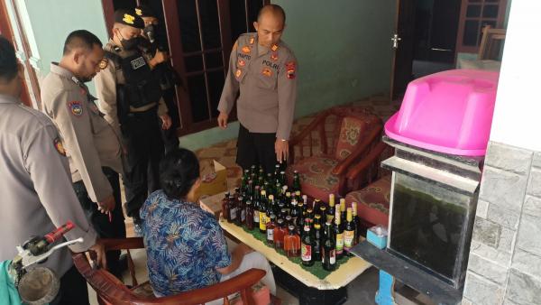 Paska Bentrok Dua Kubu Pemuda, Kapolsek Banjarharjo Pimpin Langsung Razia Ratusan Botol Miras