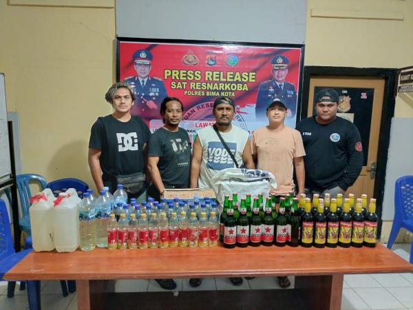 Cegah Kriminalitas, Polres Bima Kota Sita Puluhan Botol Miras Berbagai Jenis di Lima Lokasi