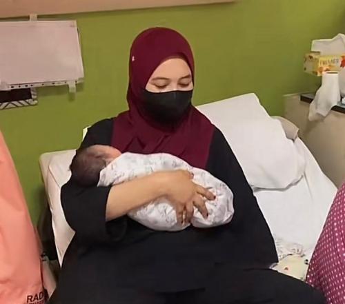 Viral Perempuan Usia 35 Tahun Punya Cucu, Netizen: Nenek Termuda di Malaysia