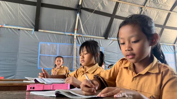 Ruang Kelas Nyaris Roboh, Siswa SDN 2 Karangpatihan Belajar di Bawah Tenda