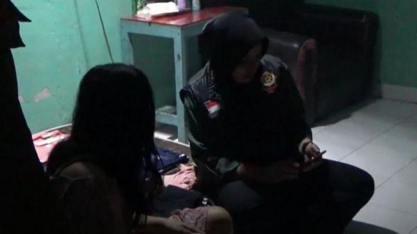 Razia di Kamar Hotel, Pria Telanjang Dada Tertangkap Basah Lagi Lucuti Pakaian Gadis