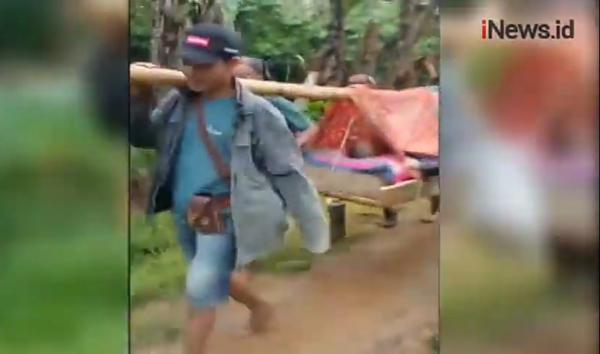 Video Warga Lampung Ditandu 15 Km Menuju Rumah Sakit