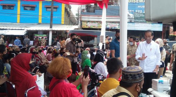 Kunjungi Pasar Cicaheum, Jokowi Cek Harga Sembako di Kota Bandung