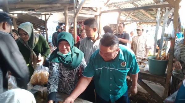 Mantan Wali Kota Probolinggo, Rukmini, Masuk Pasar dan Bagi-bagikan Tempe