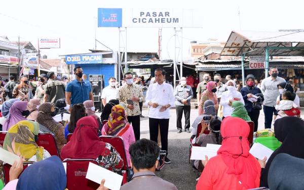 Kunjungi Bandung, Presiden Jokowi Bagikan Bansos di Pasar Cicaheum