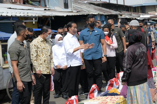 Ridwan Kamil Dampingi Kunjungan Presiden Jokowi ke Pasar Cicaheum Bandung