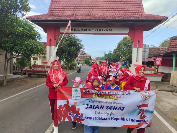 Sekolah Alam Insan Qurani Banyuwangi Gelar Jalan Sehat Bersholawat hingga Praktek Jualan Siswa