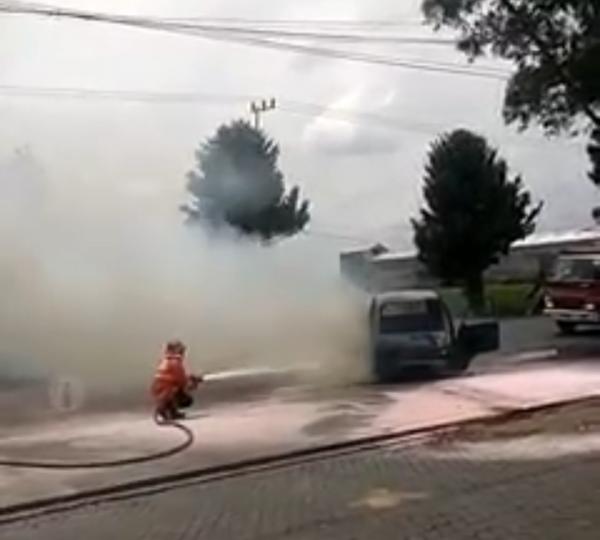 Mencekam! Mobil Pikap Mendadak Terbakar saat Hendak Isi BBM  di SPBU Tulungagung