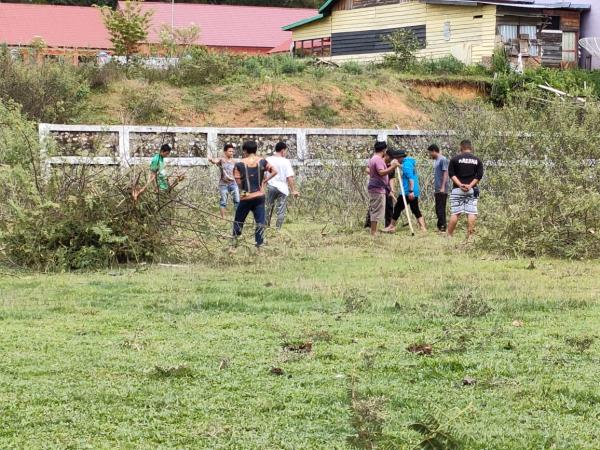 Jelang Pertandingan Pemuda Tiga Desa Bersihkan Lapangan Bola Kaki di Aceh