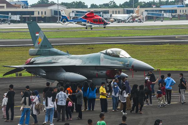 Momen Antusias Warga Palembang di Wisata Dirgantara, Bisa Berswafoto Bareng Pilot F-16