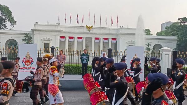 Jokowi Lepas Kirab Merah Putih di Depan Istana Merdeka