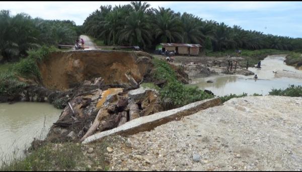 Arus Sungai Deras Satu Jembatan Kayu Penghubung Desa Roboh di Aceh