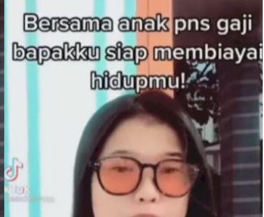 Video Wanita Ngaku Anak PNS Menghina dan Menyindir Anak Petani Buat Netizen Murka
