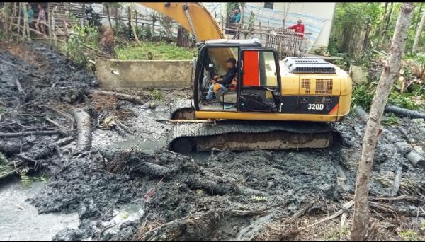 Antisipasi Terjadinya Banjir Luapan,Pemkab Pidie Jaya Kerahkan Beco Bersihkan Sungai