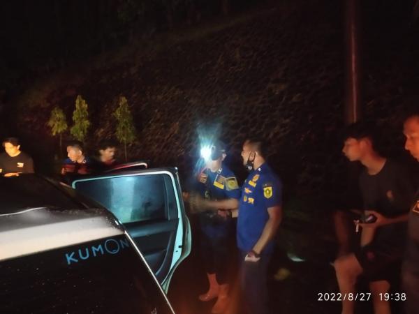 Petugas Damkar Evakuasi Pengemudi Dalam Mobil  Terjebak Banjir di Terowongan Sirkuit Sentul Bogor