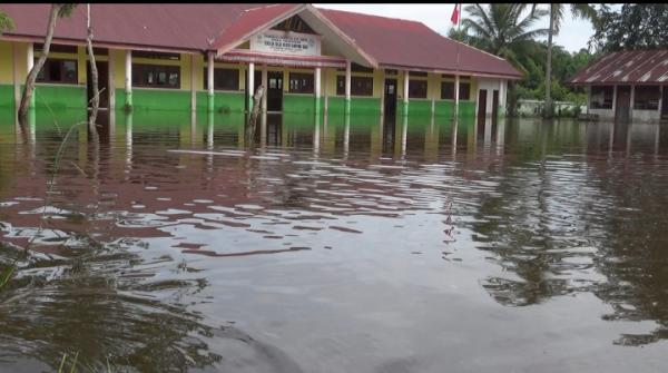 Diterjang Banjir Luapan Peralatan Elektronik dan Buku di Sekolah Terendam, PBM Terpaksa Libur