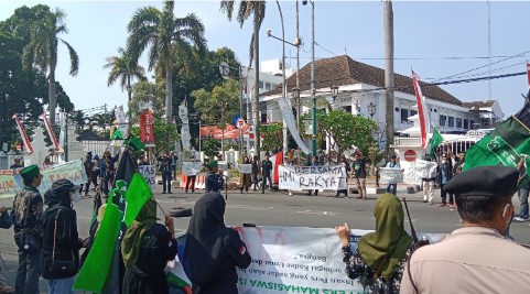 Demo Tolak Kenaikan BBM 2022, HMI Gelar Unras di Balaikota Cirebon