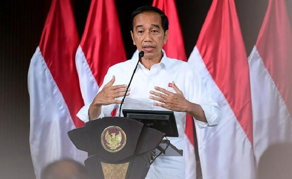 Jokowi Beri Bansos Tambahan Rp24 Triliun, BBM Bakal Naik?