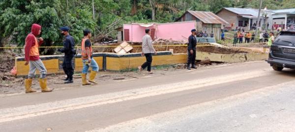 Longsor di Toba Akibat Hujan Deras, Jalan Lintas Sumatera Medan-Tarutung Tertimbun