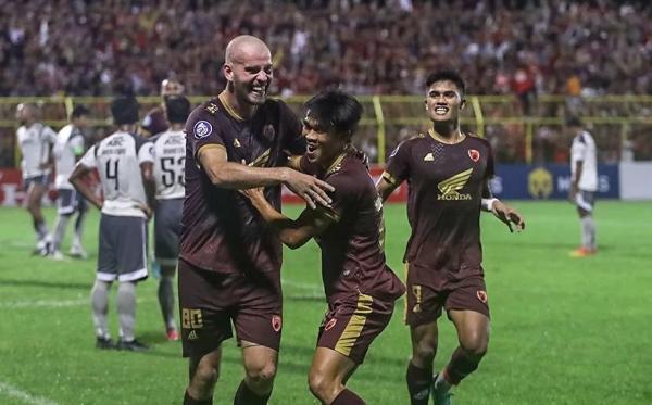 4 Fakta Dibalik Kekalahan Persib Bandung di Makasar, Luis Milla tidak Dampingi Pemain