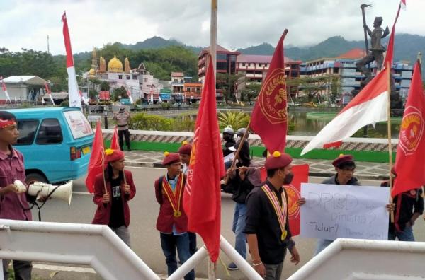 Puluhan Mahasiswa PMKRI Demo di DPRD Tana Toraja