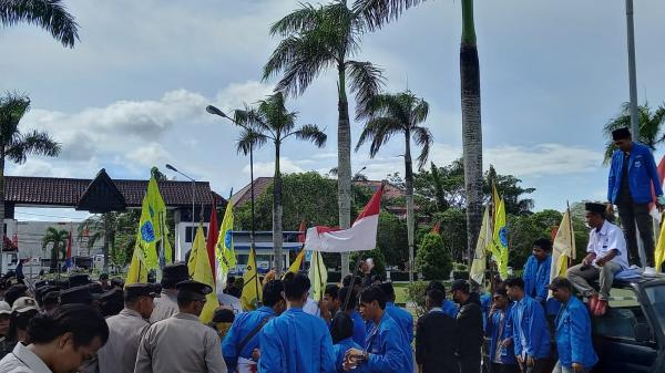 Kantor Gubernur Digeruduk Mahasiswa, Gubernur Babel Ridwan Djamaluddin Dianggap Si Paling Tambang