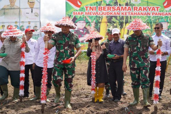 Pangdam IM Dampingi Wamentan RI Tanam Jagung Perdana di Aceh Tamiang