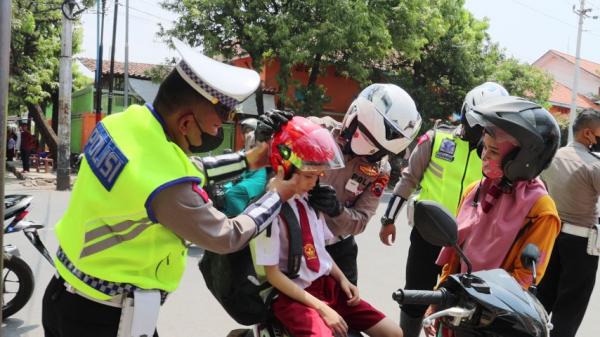 Keren! Pelajar Tak Pakai Helm Saat Dibonceng Sepeda Motor, Polisi Beri Helm Gratis