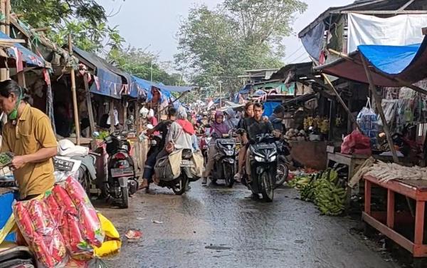 Pedagang Sesalkan Pembongkaran Pasar Hanya Cimol, Ciherang Yang Bikin Sempit Jalan Dibiarkan