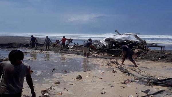 Gelombang Tinggi Hantam Pesisir Pantai Cilacap, 5 Warung Terbawa Arus Air Laut