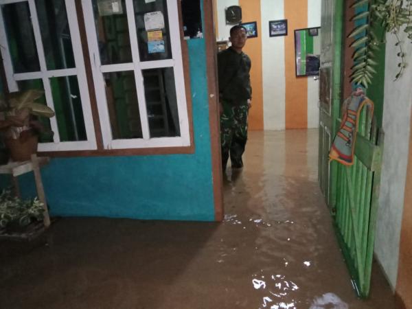 Foto Tanggul Sungai Way Ngarip Jebol, Puluhan Rumah Terendam Banjir