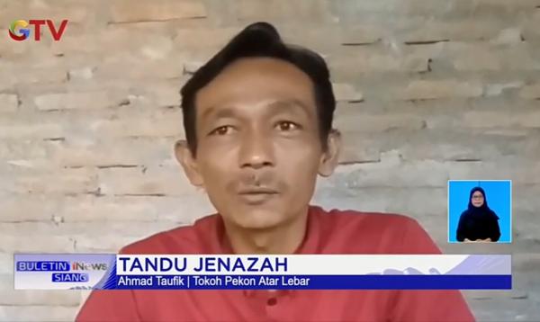 Viral Video Masyarakat Bergotong Royong Menandu Menggunakan Sarung Ke Ambulance