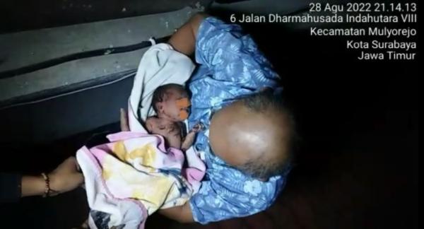 Miris! Dibuang di Saluran Air Atap Rumah, Bayi Baru Lahir Ditemukan Masih Hidup