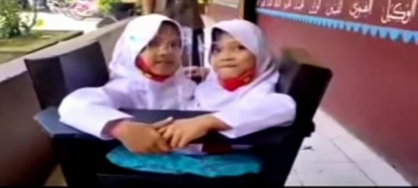 Video Anak Kembar Siam Garut Bersekolah Kembali Viral di Medsos
