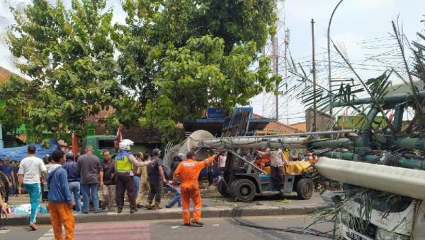 Detik-detik Truk Hantam Tiang dan Halte di Bekasi