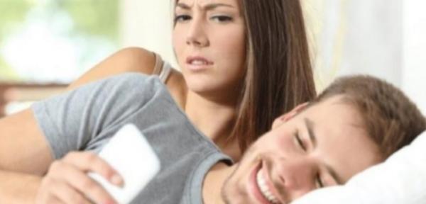 Kenali Tanda Tanda Pasangan Sedang Selingkuh, Salah satunya Selalu Pegang Ponsel