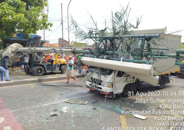 Foto-foto Kecelakaan Maut Truk Tabrak Tower BTS di Bekasi, 10 Orang Tewas dan 20 Terluka