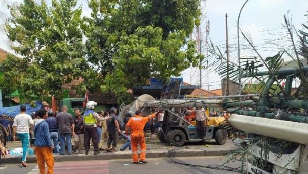 BREAKING NEWS: Truk Tabrak Tiang di Kota Bekasi, 20 Siswa Korban, 7 Meninggal