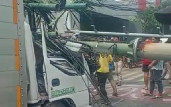10 Orang Tewas, 7 Diantaranya Siswa SD akibat Truk Tabrak Tiang di Bekasi