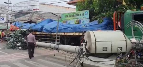 Kecelakaan Maut Truk Trailer Tabrak Tiang Listrik di Bekasi 10 Orang Tewas