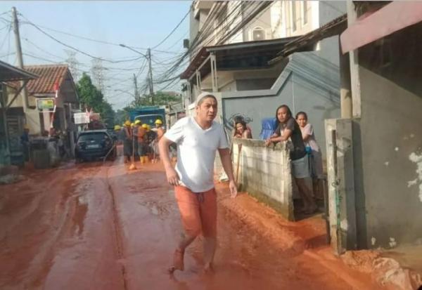 Berpeci Putih dan Nyeker, Pasha Ungu Protes Jalanan Berlumpur  di Gandul