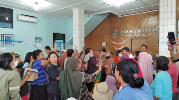 Bawa Peralatan Dapur, Seratusan Emak-emak  Demo Kantor PDAM Tirtanadi Padang Bulan Kesal Air Ngadat